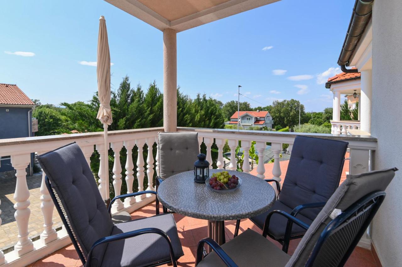 Apartments Basic Sveti Anton 88 Malinska Eksteriør bilde