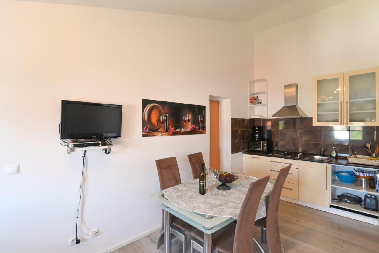 Apartments Basic Sveti Anton 88 Malinska Eksteriør bilde