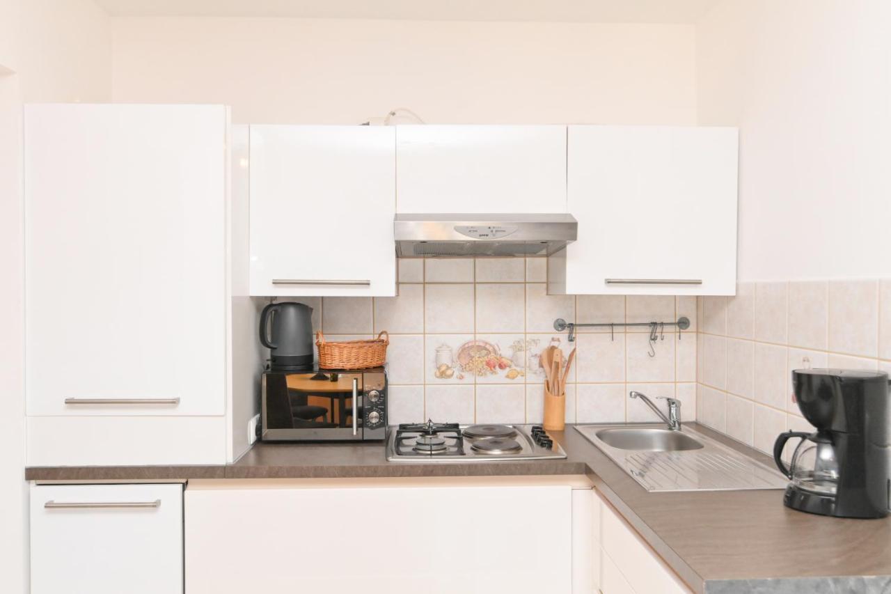 Apartments Basic Sveti Anton 88 Malinska Eksteriør bilde