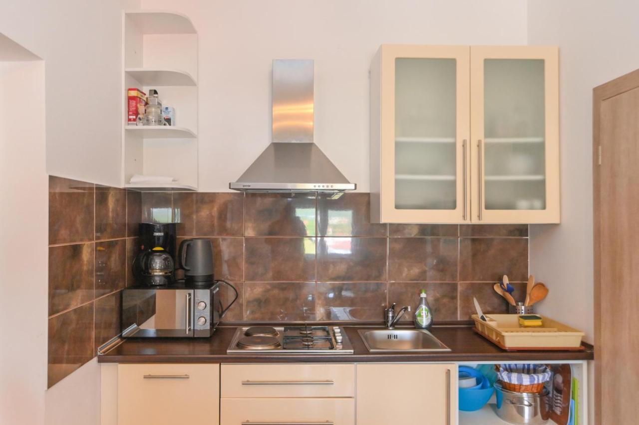 Apartments Basic Sveti Anton 88 Malinska Eksteriør bilde