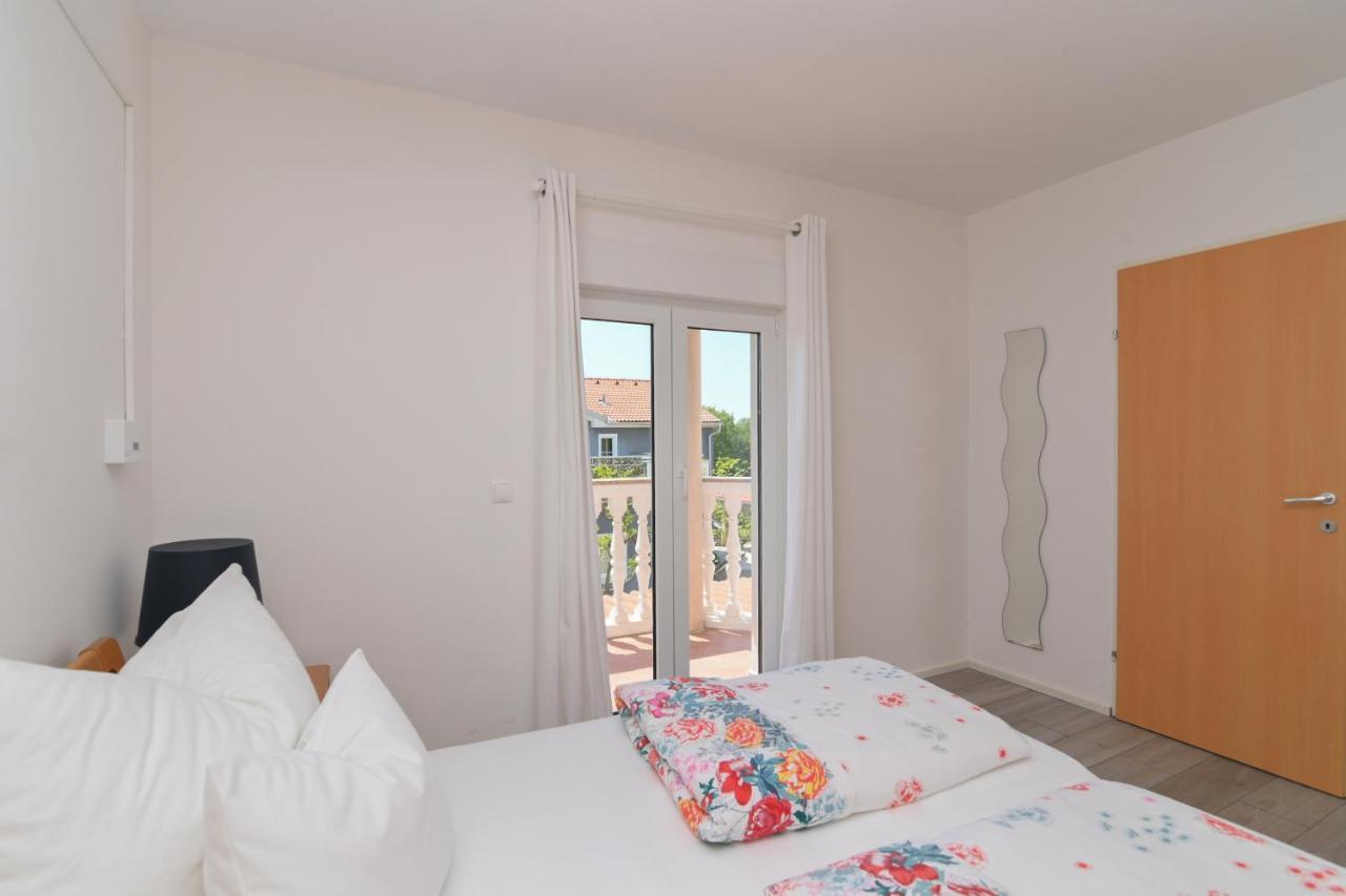 Apartments Basic Sveti Anton 88 Malinska Eksteriør bilde