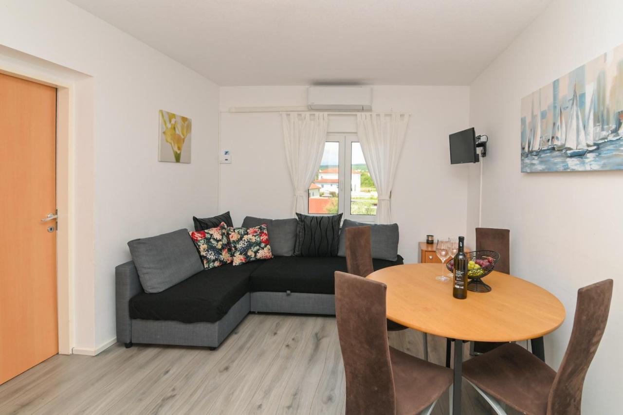 Apartments Basic Sveti Anton 88 Malinska Eksteriør bilde
