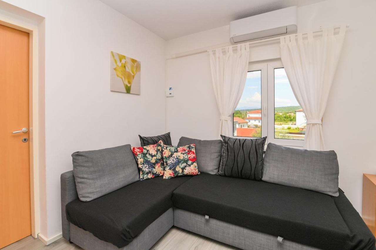 Apartments Basic Sveti Anton 88 Malinska Eksteriør bilde